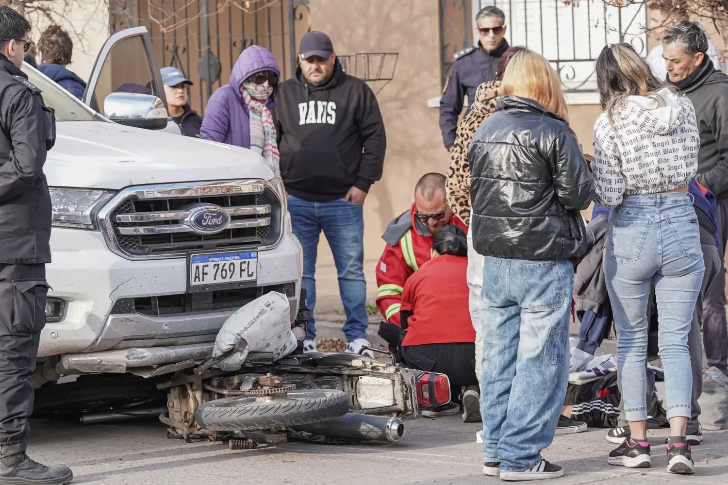 Una camioneta embistió a una moto y la arrastró junto al conductor unos 30 metros