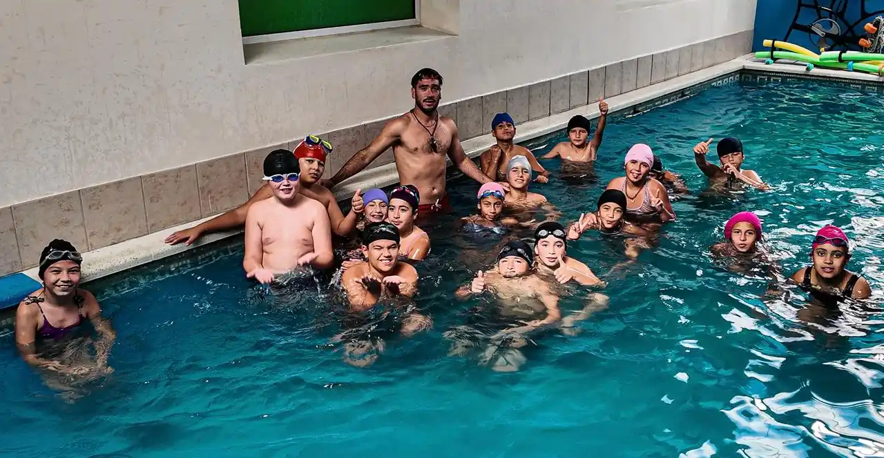 Estudiantes de Lobería accedieron a una jornada de natación en Necochea junto a la Escuela Nº 35