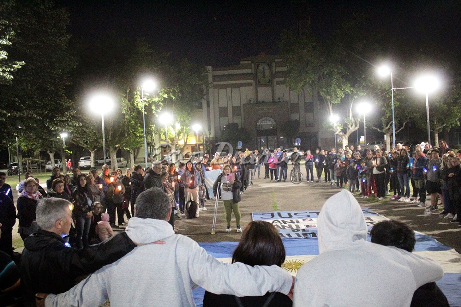 En la plaza. Frente al municipio, familiares y amigos de los policías acompañaron el reclamo