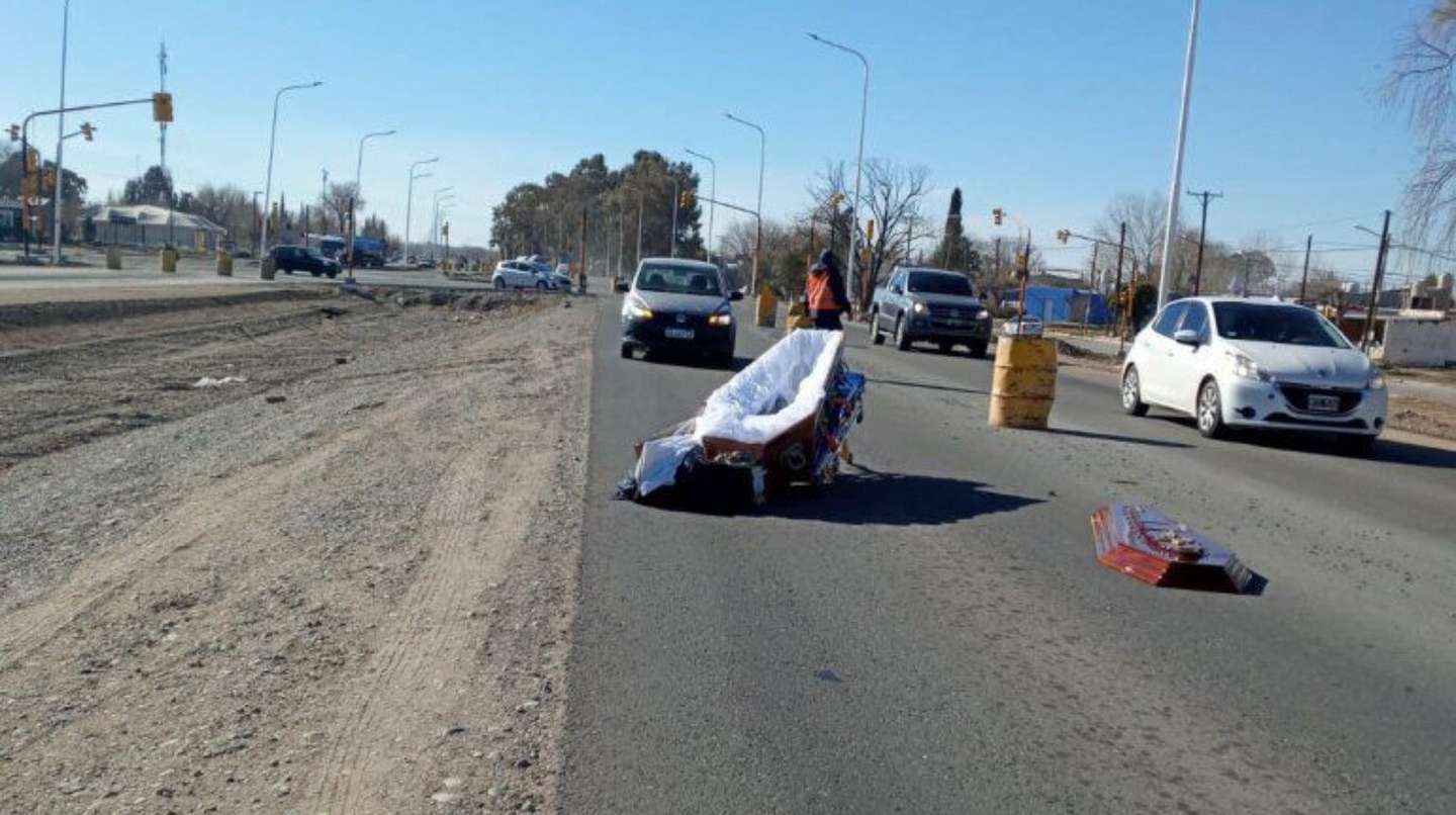 Horror: un ataúd cayó de un coche fúnebre y el cadáver quedó en el asfalto