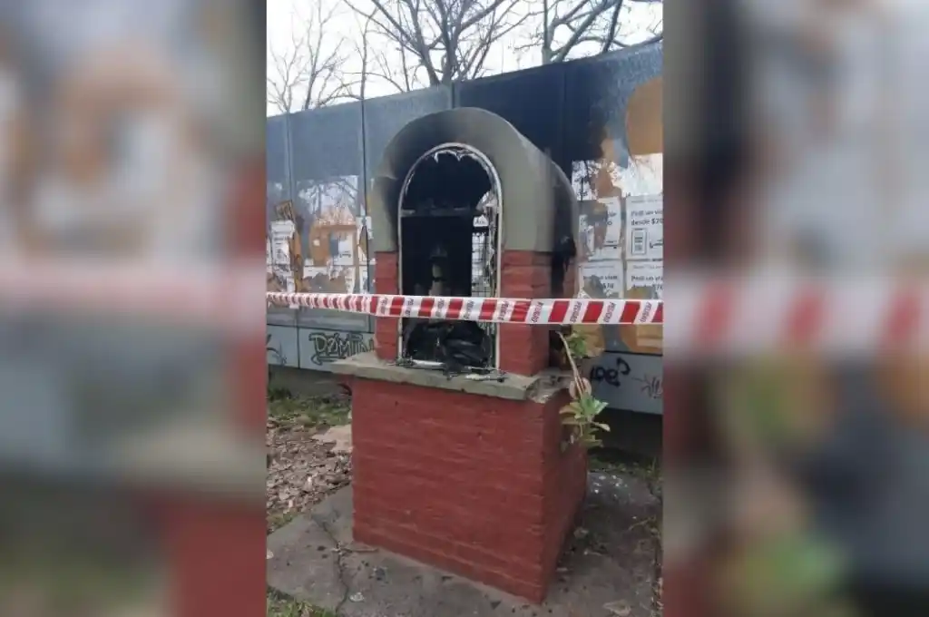 La imagen de la Virgen quedó completamente destruida.