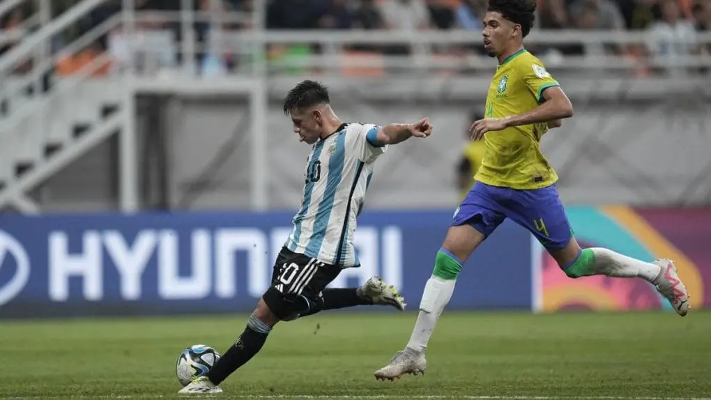Con tres tantos de Echeverri, Argentina venció a Brasil y clasificó a semifinales