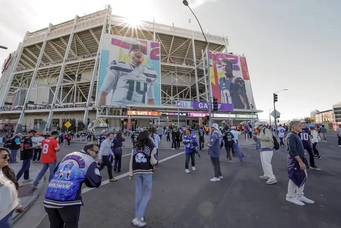 Activistas reparten toallas con lemas de ‘ICE fuera’ a las afueras del Super Bowl