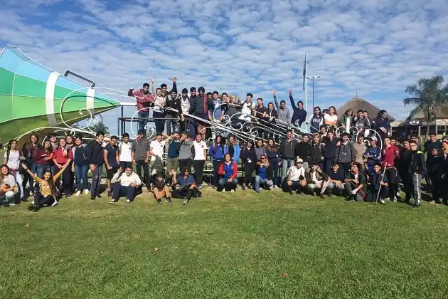 Más de 250 jóvenes limpiaron el río Gualeguaychú