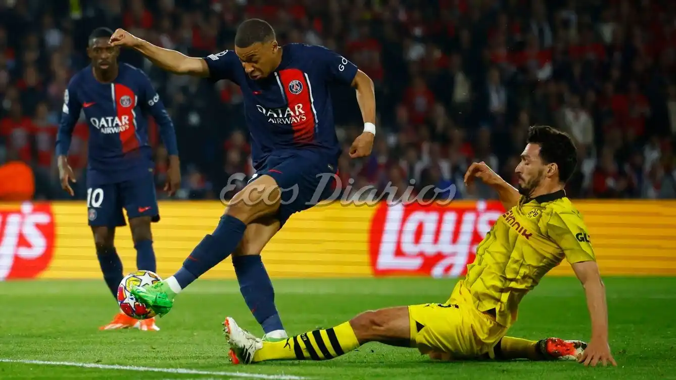 Barrida del goleador Hummels sobre Mbappé, en la victoria del Dortmund