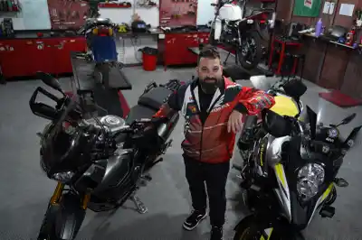 “De todo se sale laburando”: la historia de superación de Maxi, un mecánico de barrio