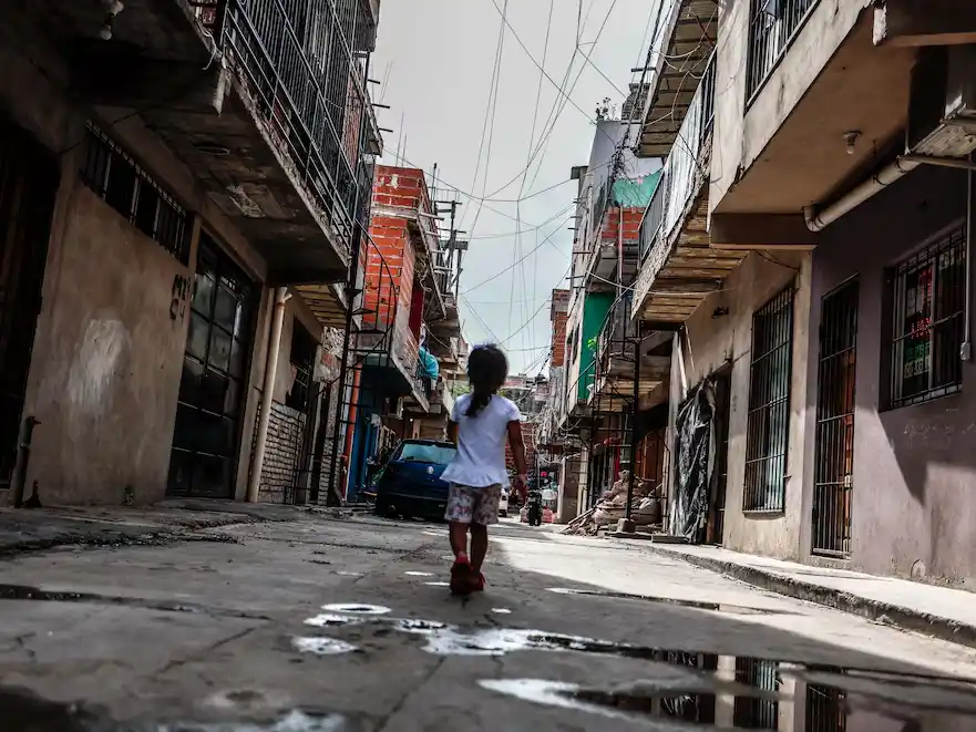 La pobreza infantil llegó al 53,6% en 2025, según la UCA