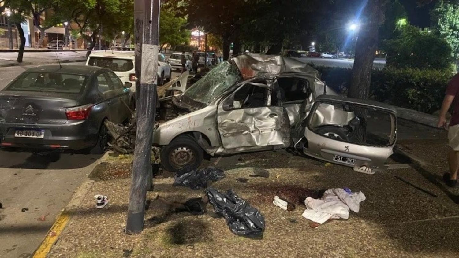 Así quedó el Peugeot después de embestir a la familia oriunda de Córdoba. (Gentileza: ElDoce.tv)