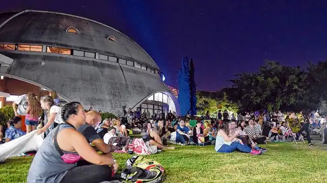 El eclipse de luna acaparó la atención de los rosarinos