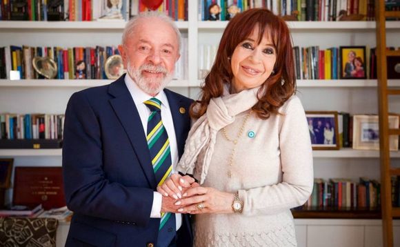 Lula visitó a Cristina en su departamento, donde cumple prisión domiciliaria