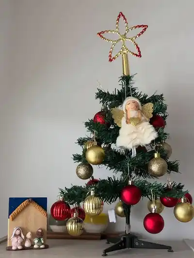 El árbol de Navidad de la familia Socobehere, con la presencia simbólica del "ángel" donante.