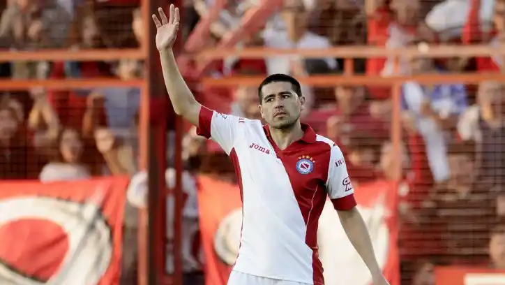 Copa Argentina: Con golazo de Riquelme Argentinos le ganó a Racing