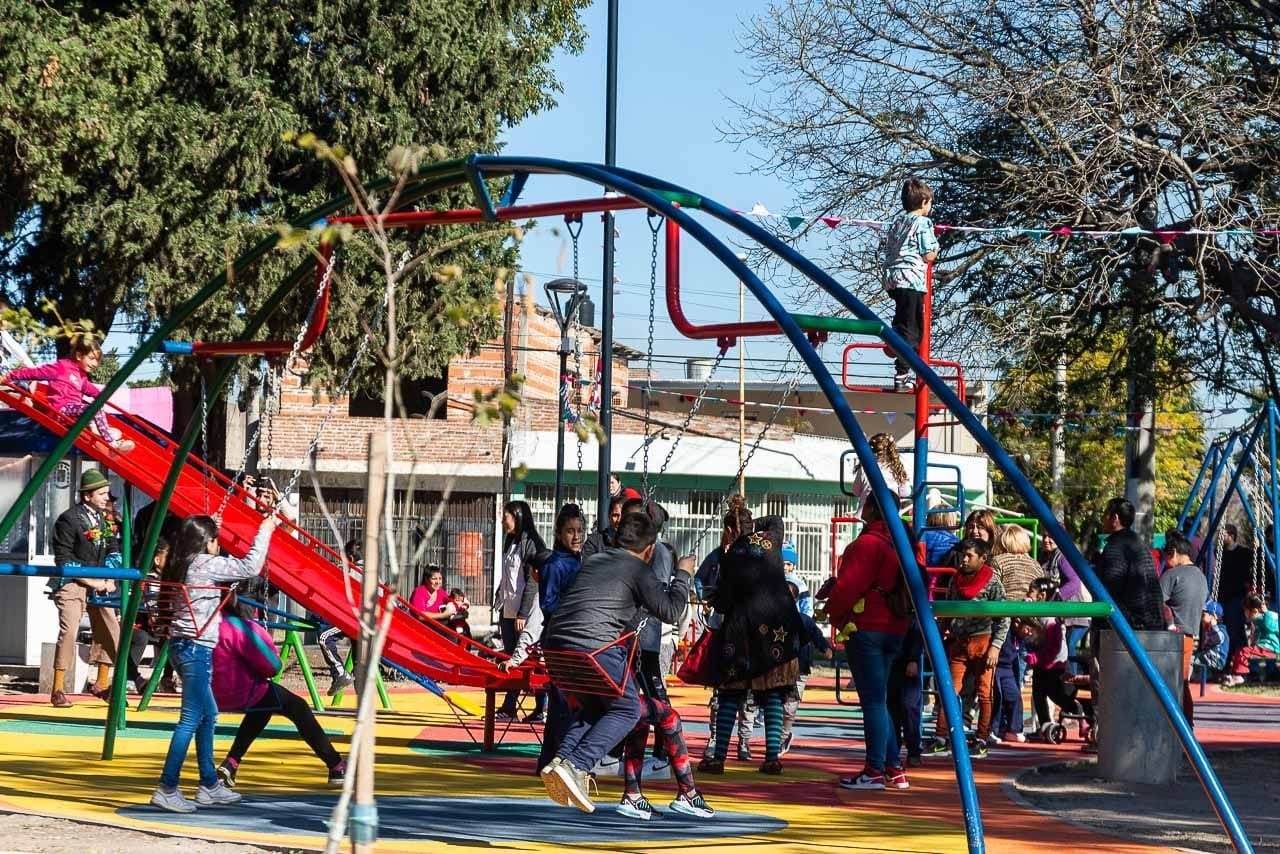 Vecinos de Paraná insisten con el rechazo al piso de caucho en los areneros de las plazas
