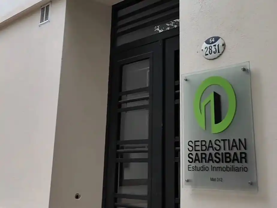 Visitamos la inmobiliaria de Sebastián Sarasibar
