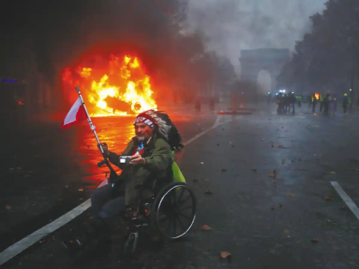 El gobierno francés suspenderá el aumento de combustibles para frenar la protesta de los "chalecos amarillos"