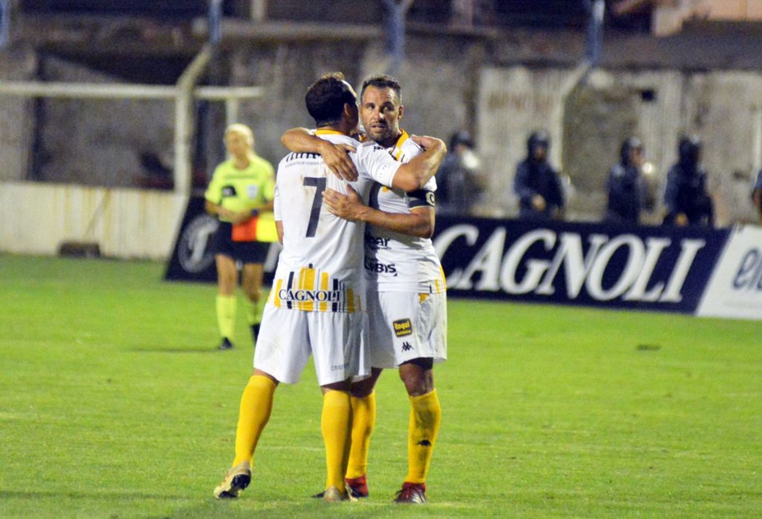 Santamarina se aferró a un triunfo necesario frente a Chacarita