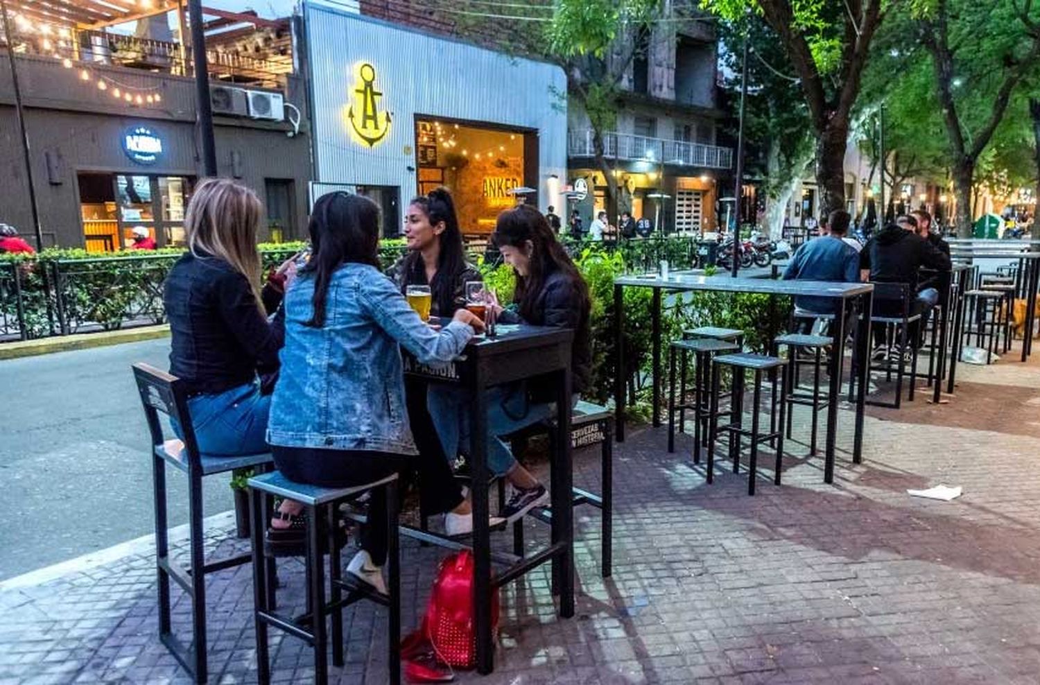 Desde este viernes, los bares abrirán hasta las 23
