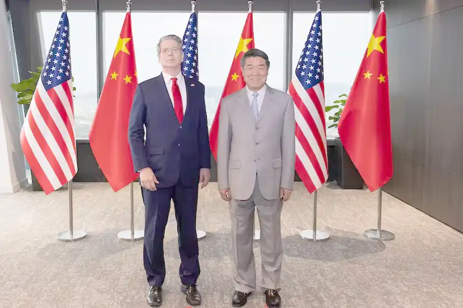 El secretario del Tesoro de Estados Unidos, Scott Bessent, junto al viceprimer ministro chino, He Lifeng.