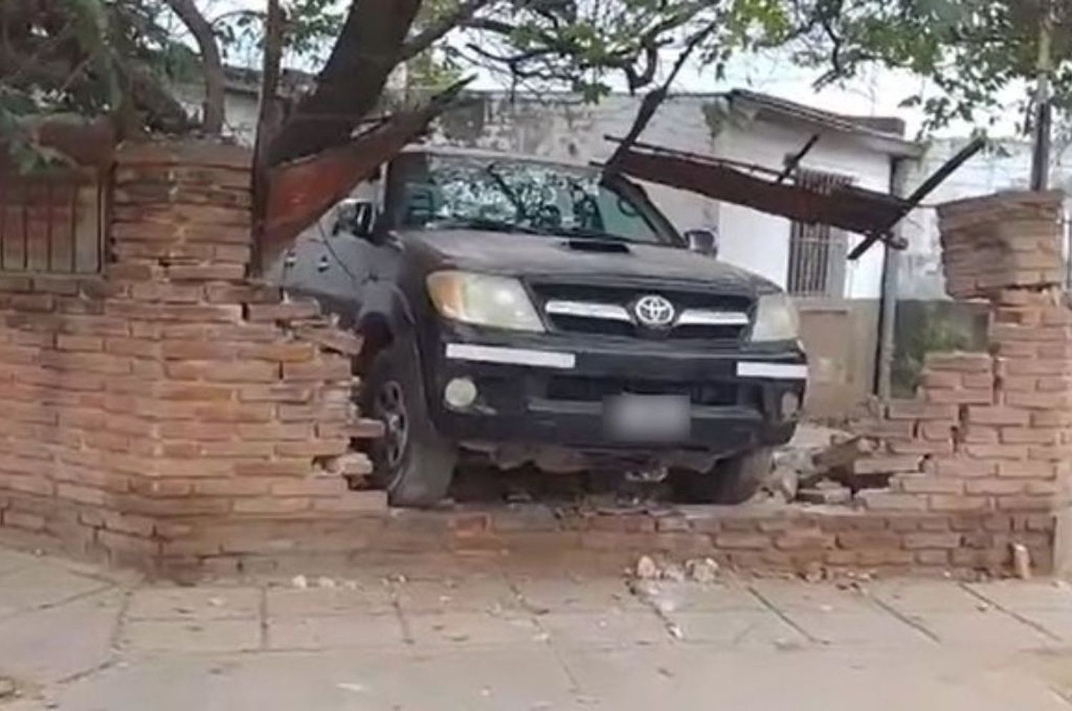 Video: le sacó la camioneta a sus padres y la incrustó contra la casa del vecino