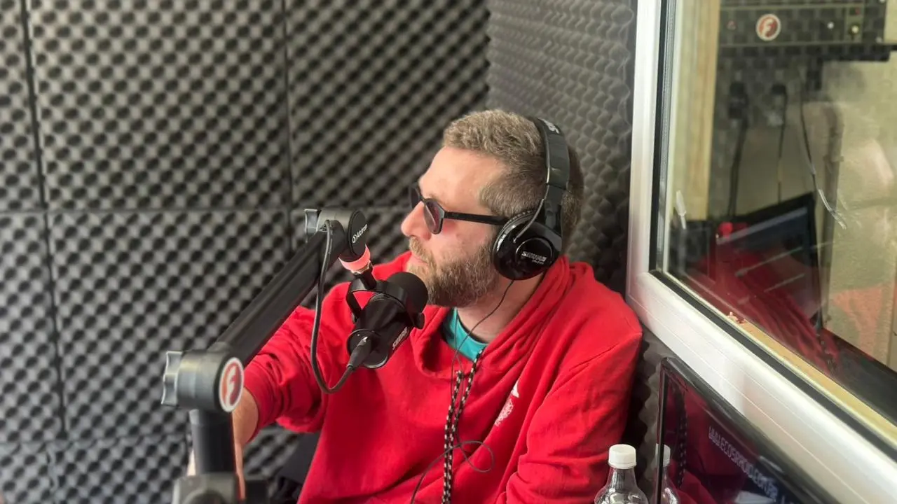 Manuel Núñez, durante su columna “Aclaráme los tangos” en Ecos Radio.