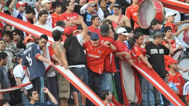 Violencia en el fútbol: Al menos 35 barras de Independiente detenidos y suspendieron el partido