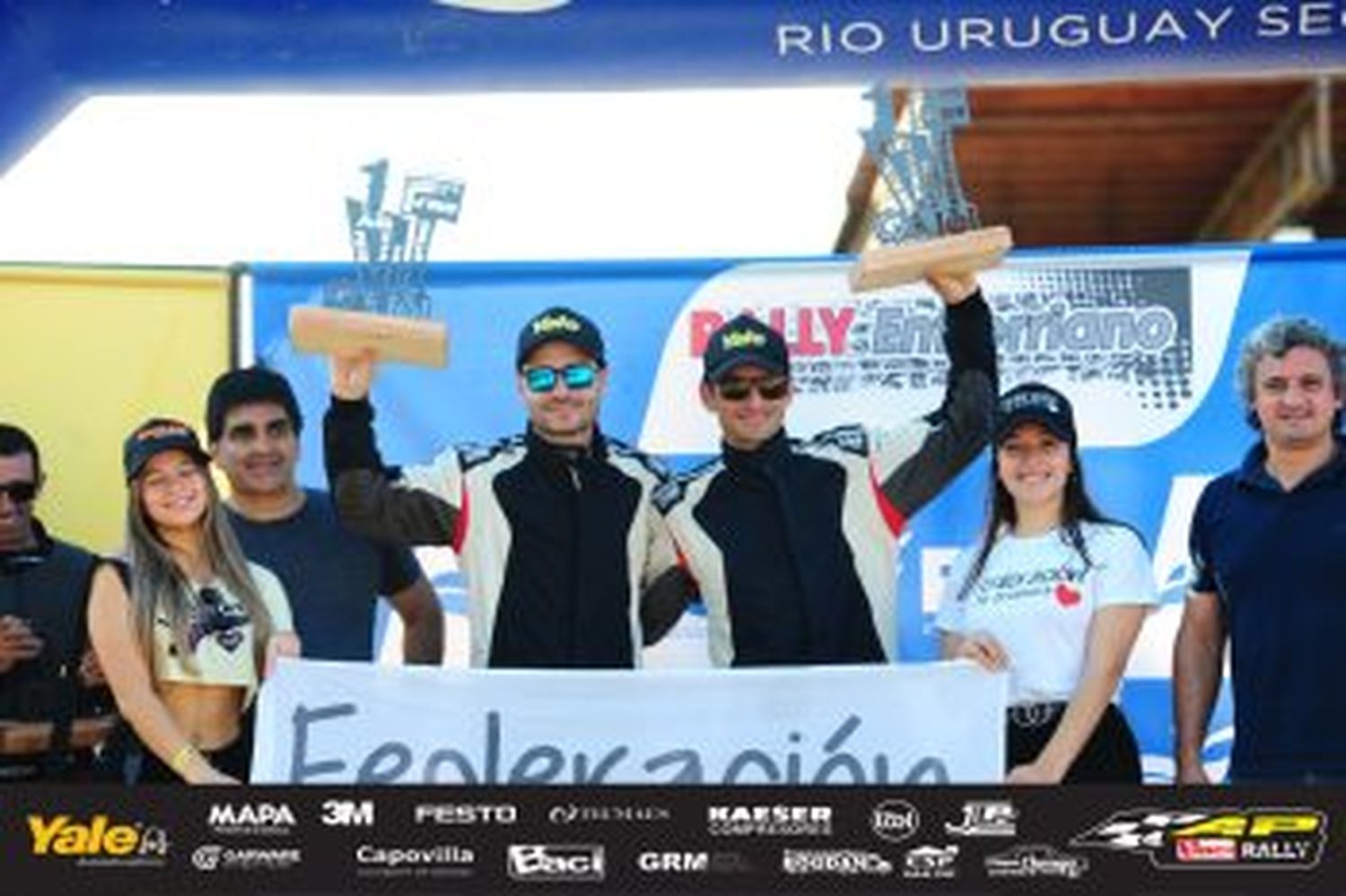 El podio para Juan Capurro y Guillermo Pitón. Estaba todo dado para hacer una gran carrera y el piloto de Gualeguay nunca se apuró para definir la prueba a su favor.