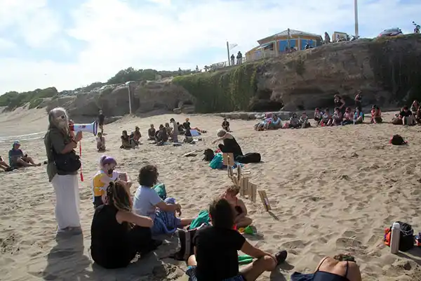 Grupo ambientalistas se manifestó en la playa