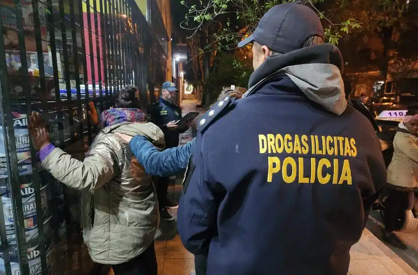Usaba la oferta sexual como pantalla para vender drogas en la calle