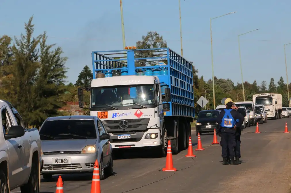 Quienes ingresan deben presentar el certificado que los habilita a transitar pese a la cuarentena.