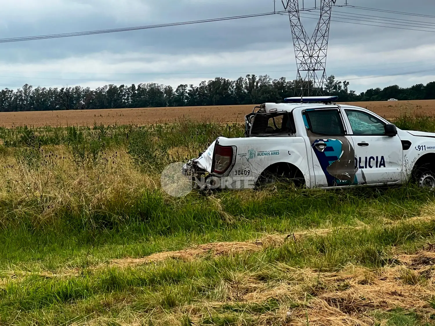 Así quedó el móvil policial chocado por el camión. (El Norte de San Nicolás)