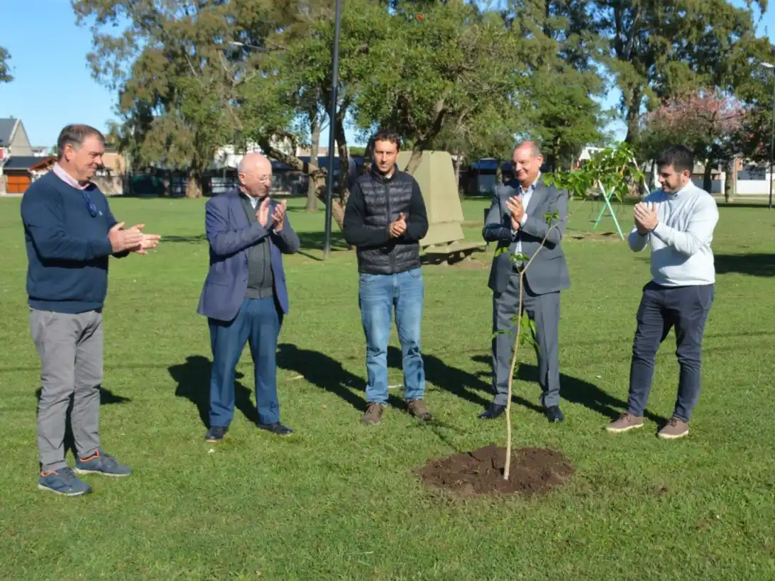 Autoridades de la compañías aseguradora junto al intendente y sus colaboradores. Foto: CS