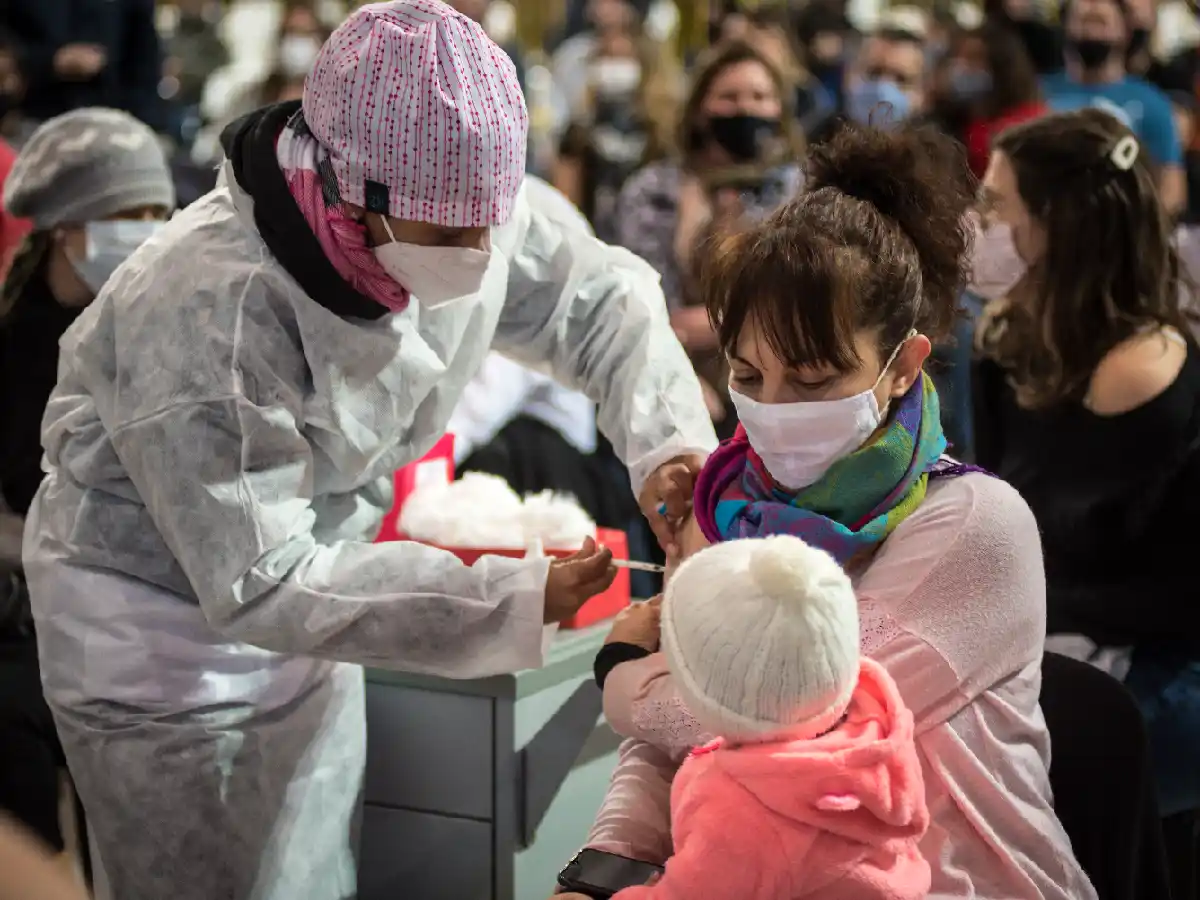 Llegó el turno de que los más jóvenes “se la jueguen” vacunándose