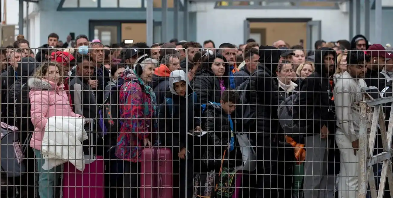 Personas esperando para salir de la isla, después de los terremotos. Xinhua.