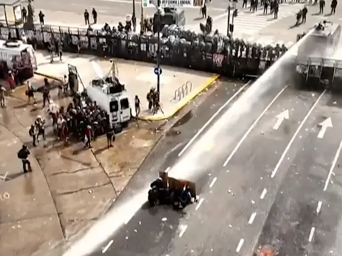 Violencia en el Congreso por la reforma laboral: se desataron enfrentamientos entre los manifestantes y la Policía - Captura de TN