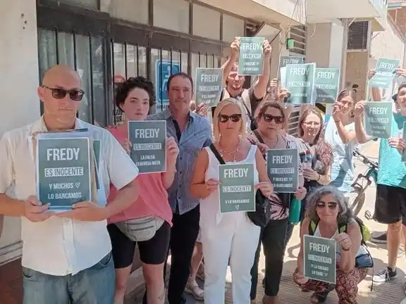 Fredy Dabove, junto a familiares y allegados, el 15 de enero último, a la salida de la audiencia de apelación.