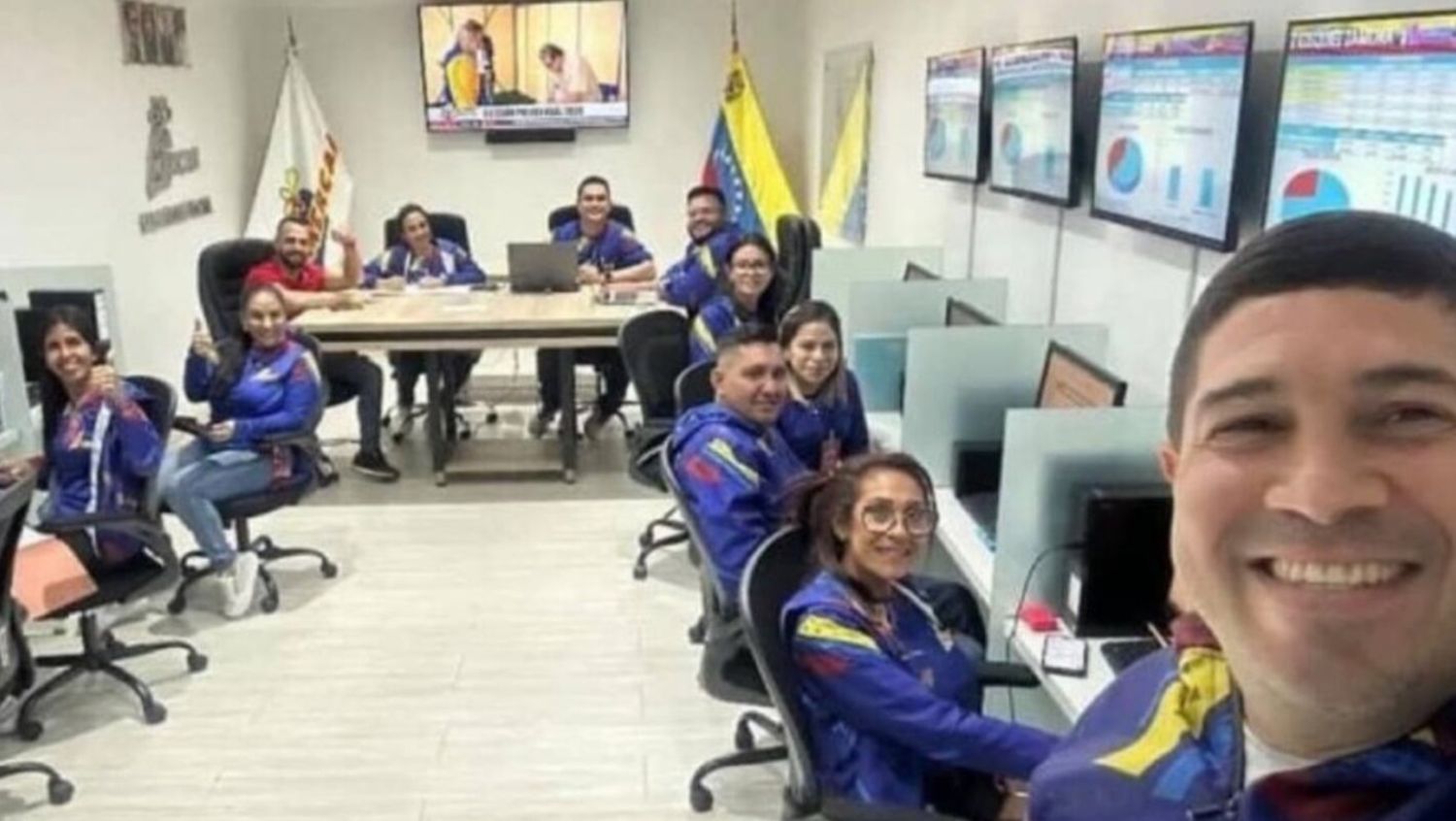 Un funcionario chavista publicó una selfie en un centro de cómputos y alimentó las denuncias de fraude