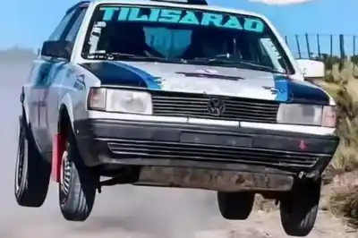 Tragedia en el rally: un piloto murió tras chocar y quedar atrapado en su auto mientras se incendiaba