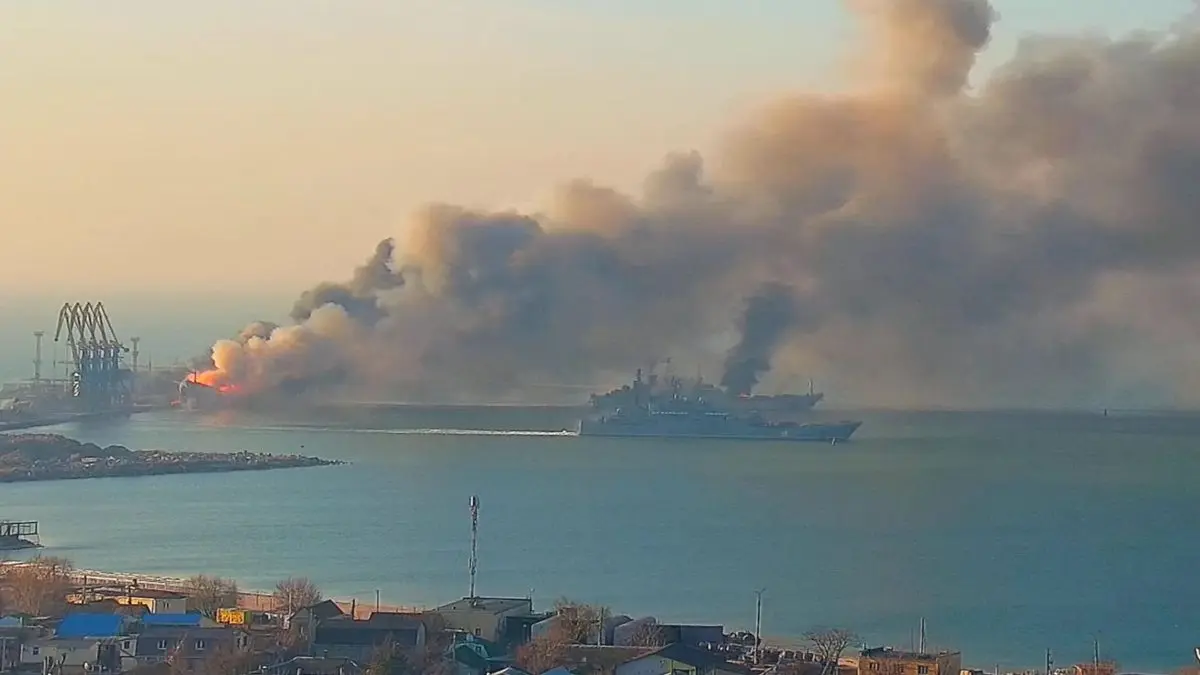 SE DEBILITA VLADIMIR PUTIN: dos aviones de Ucrania destruyen dos barcos rusos en el Mar Negro (+ Video)