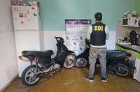 Allanaron un domicilio y encontraron dos motos robadas y marihuana