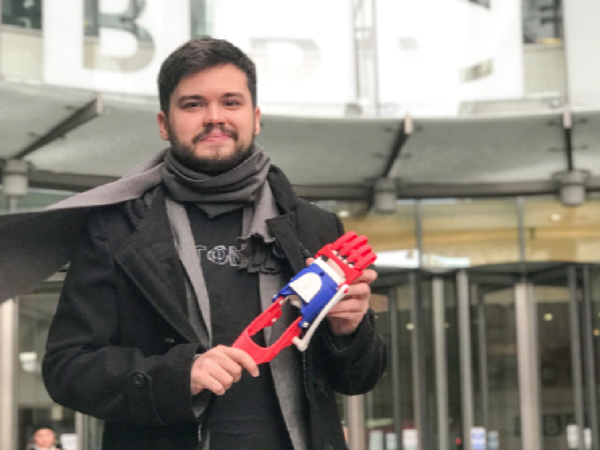 El inventor argentino que imprime prótesis de plástico presentó su proyecto en Londres