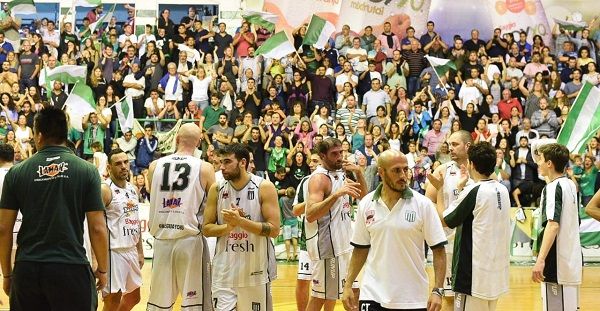 Racing se quedó con un dramático partido, estiró la serie y sigue vivo