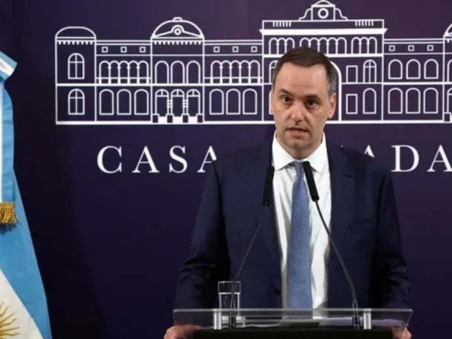 Con el traje de candidato, Manuel Adorni empieza a diagramar la campaña porteña