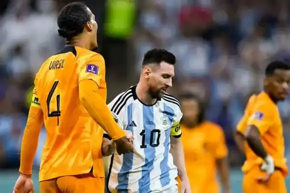 Van Dijk en contra de Van Gaal por sus dichos contra Messi