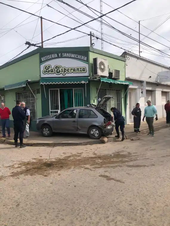 Colisión entre dos vehículos en calle 25 de Mayo y Mariano Moreno: dos personas fueron trasladadas al hospital