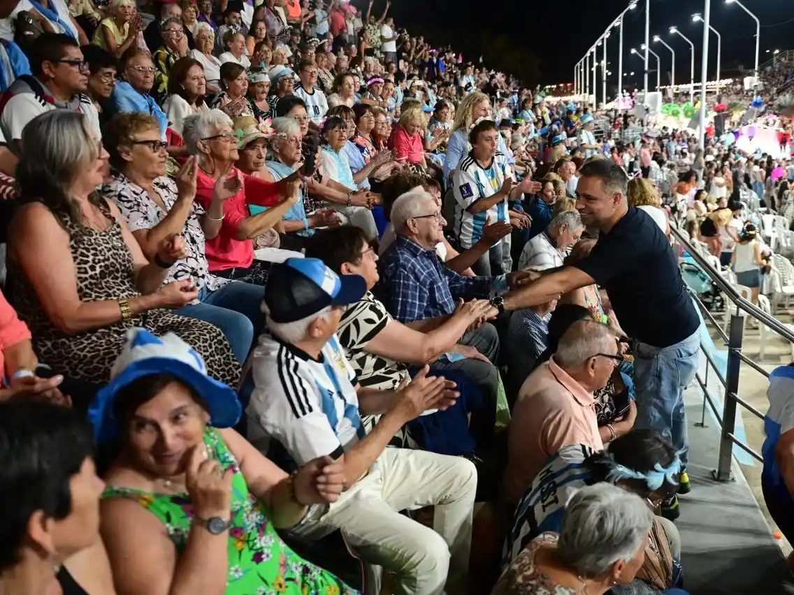 El Carnaval del País estrenó la nueva tribuna de hormigón armado construida por el Municipio