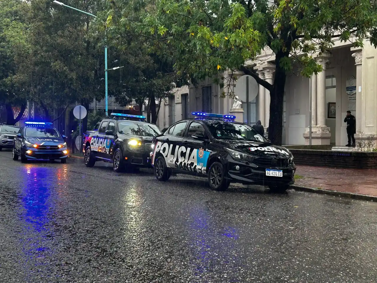 Despliegue policial en Escuela Alberdi por un alumno presuntamente armado, ¿qué ocurrió? - 3