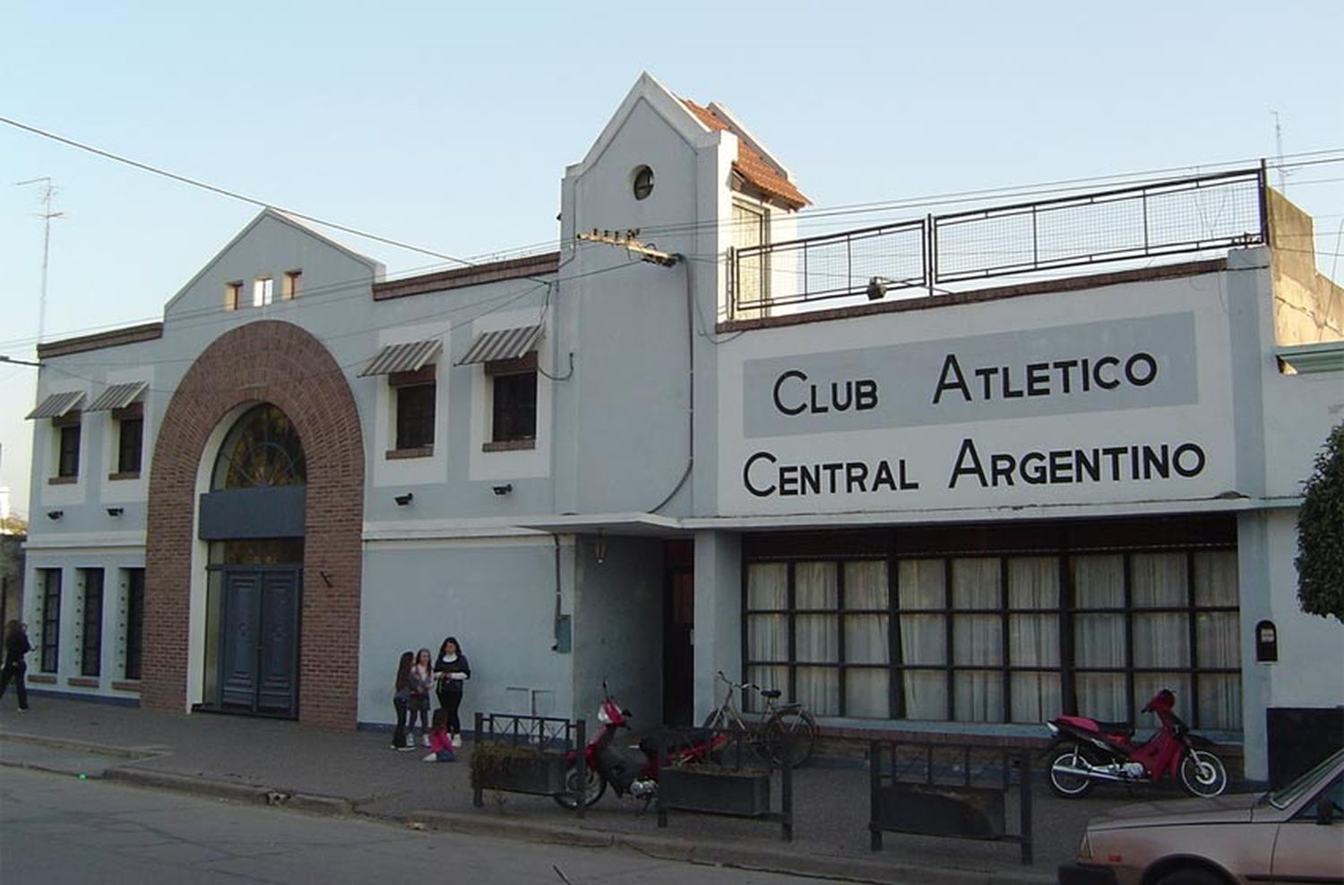 Villa Constitución: polémica por un masivo festejo con pirotecnia en plena pandemia