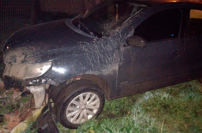 Se quedó atascado en un bache, le robaron el auto y se lo chocaron a los 100 metros