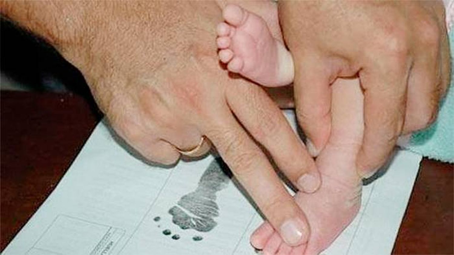 Piden inscribir como hijo de copadres a niño concebido por ovodonación anónima