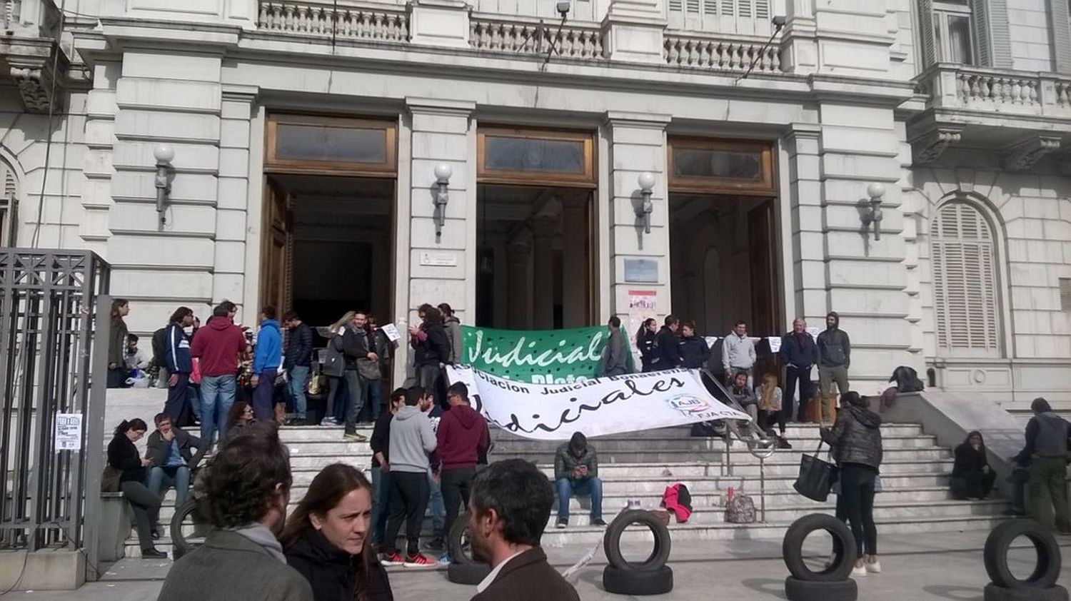 Judiciales provinciales tomaron la Corte bonaerense y protestan al ritmo de "Despacito"